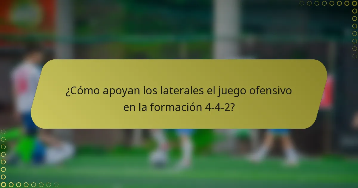 ¿Cómo apoyan los laterales el juego ofensivo en la formación 4-4-2?